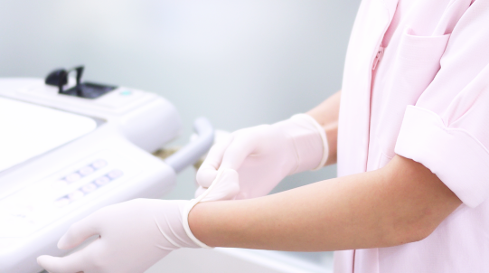 滅菌済みグローブを患者ごとに交換